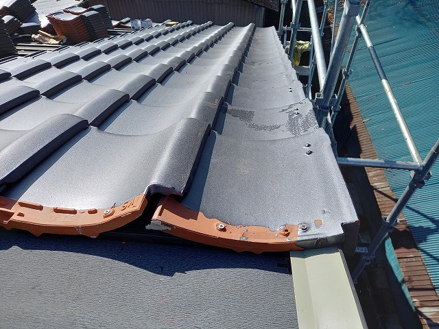 左のケラバ袖瓦を設置